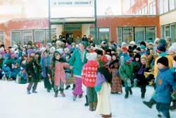 Новоуральск. 1998 год. Праздник русской зимы в школе.